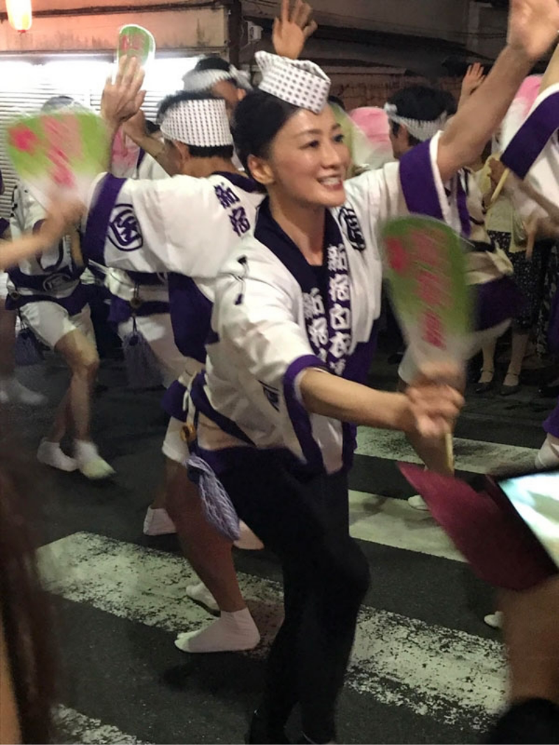 阿波踊りを楽しむ写真